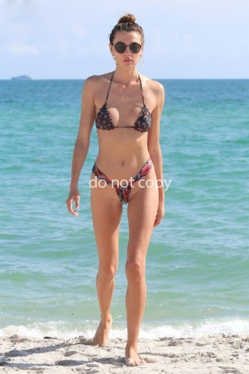 alina-baikova-cameltoe-401375